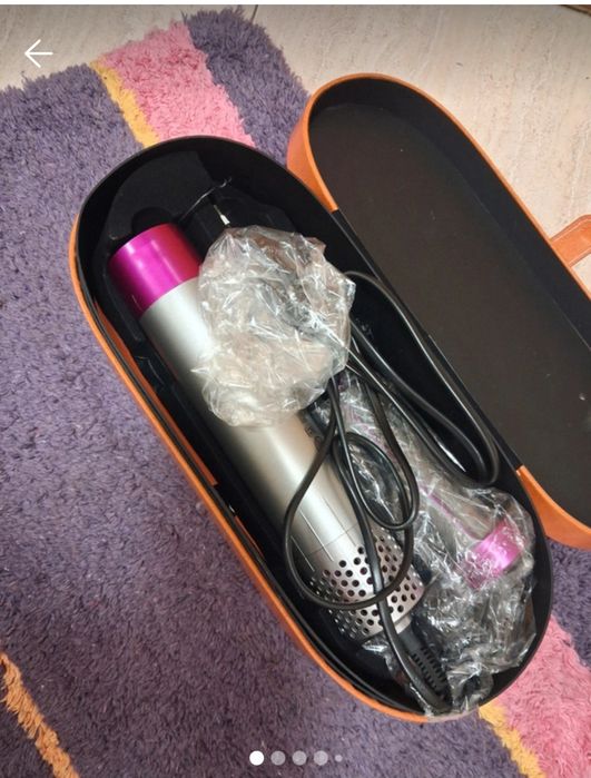 Secador de cabelo e vários acessórios