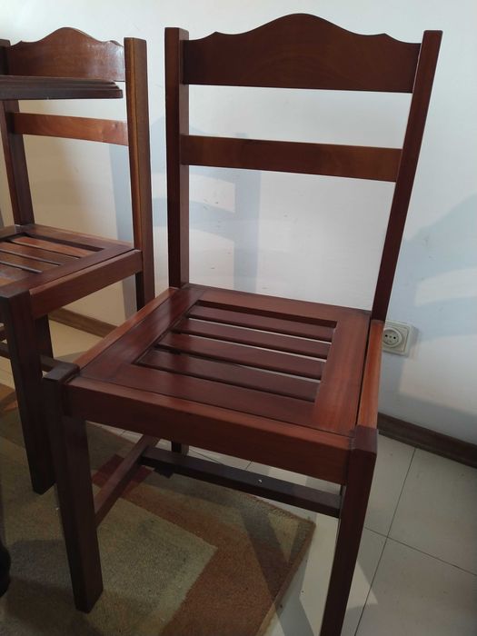 Mesa e cadeiras em mogno
