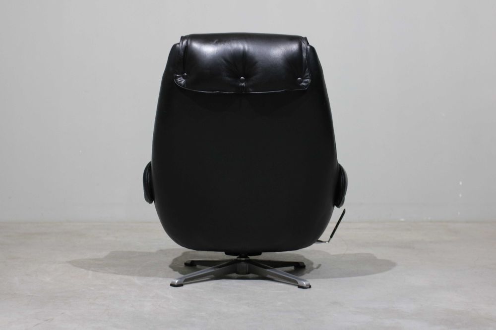 Poltrona + pousa pés em couro