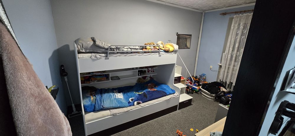 Łóżko piętrowe ze schodami