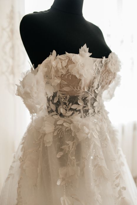 Весільна сукня.