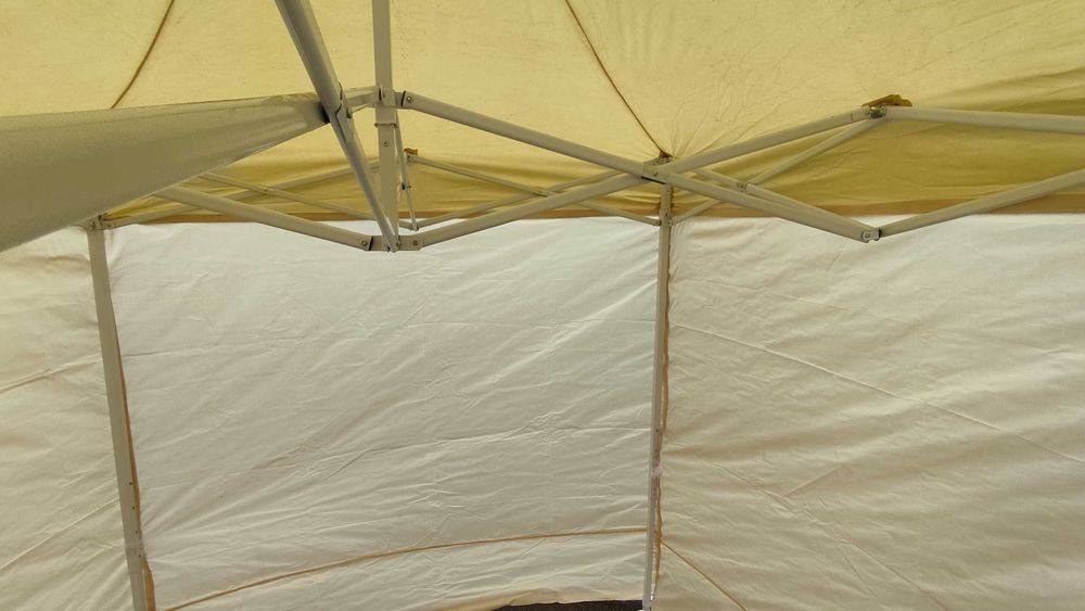 Tenda dobrável de 2x2 m e uma mesa dobrável