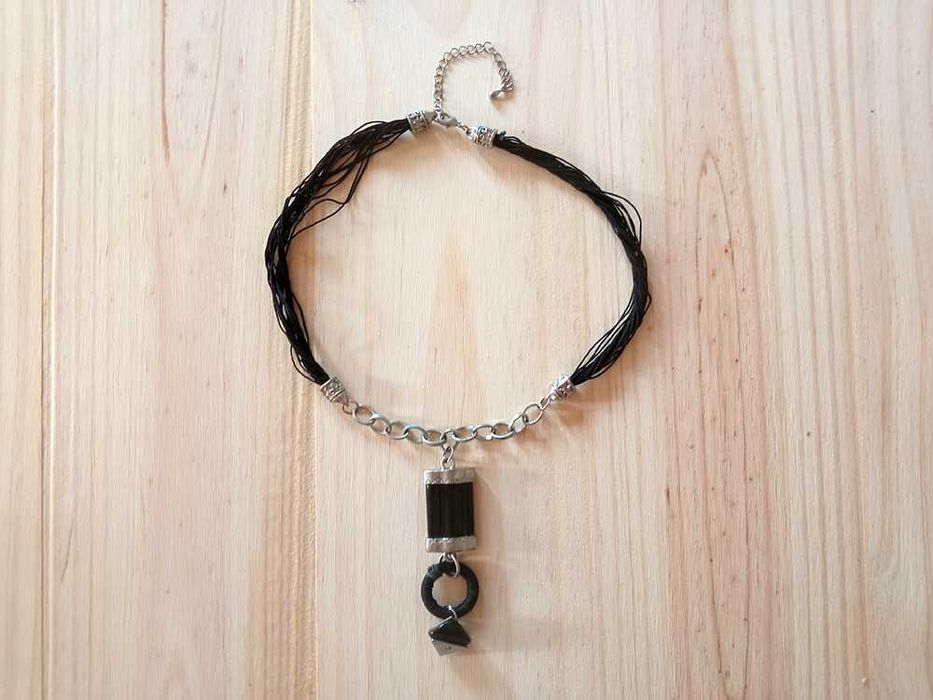 Colar Com Pendentes Pretos - 48 cm