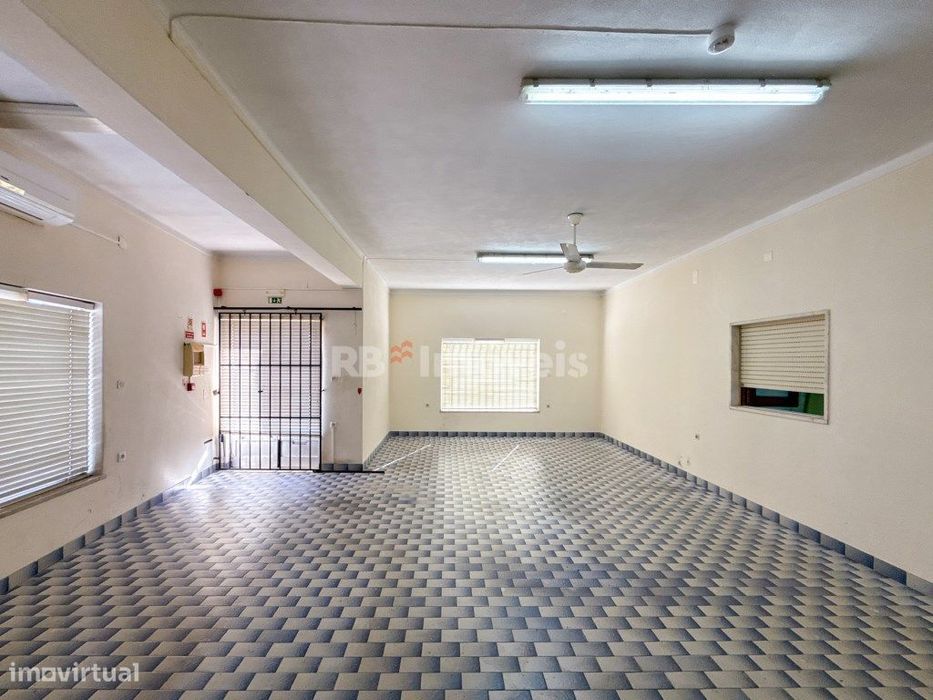 Moradia com espaço comercial