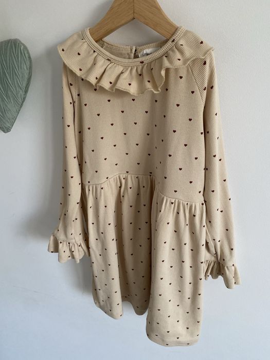 Sukienka beżowa prążkowana lil’ atelier w serca 110 kołnierzyk