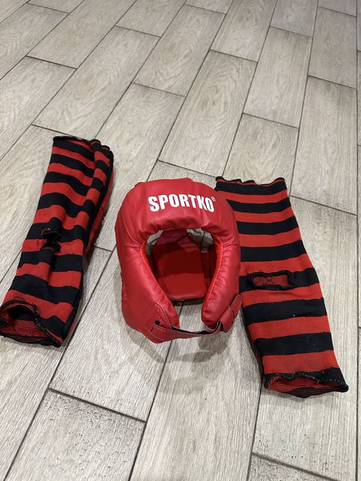 Захист. Шлем та броня для кікбоксінгу, карате, боксу. Єдиноборства