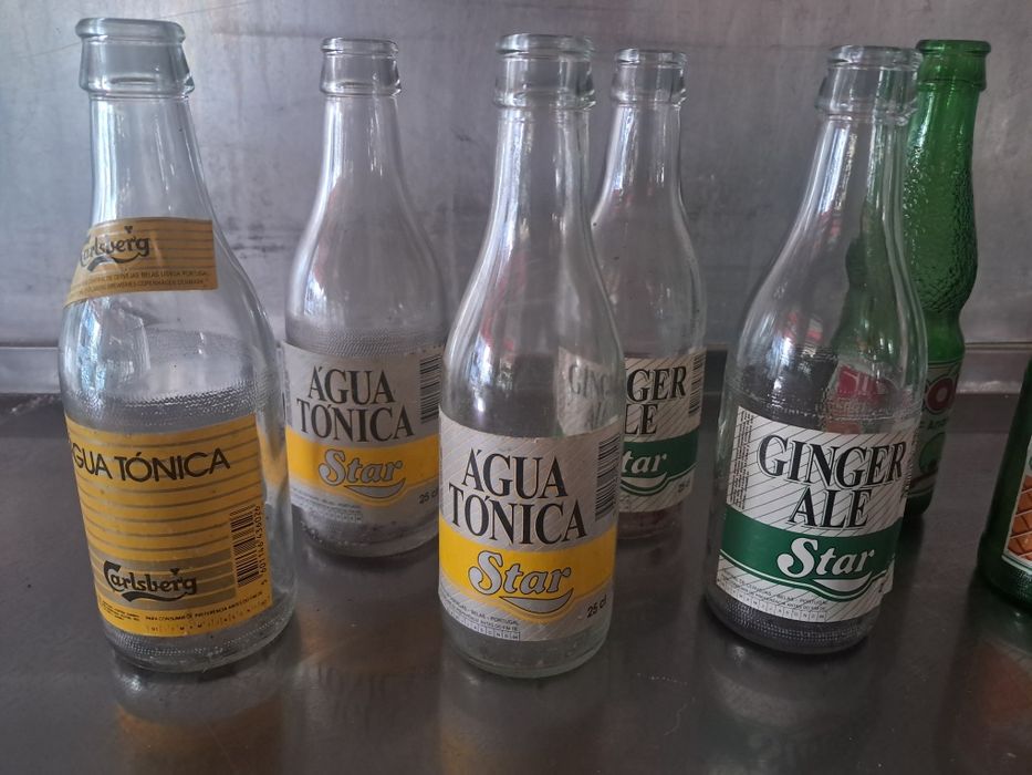 Garrafas vazias e grade, antigas de coleção