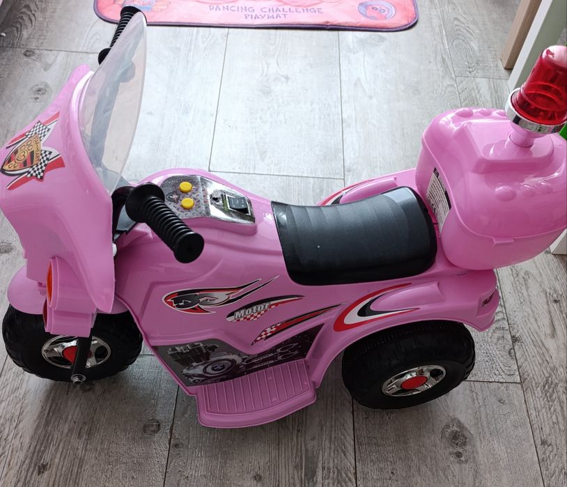 Motorek różowy  akumulator , dziewczynki jak nowy kuferek otwierany