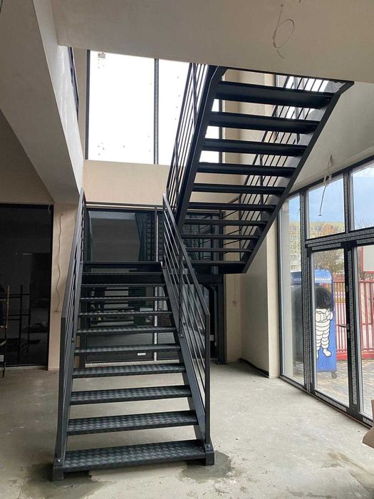 Eleganckie, reprezentacyjne schody do biura, siedziby firmy - Warszawa