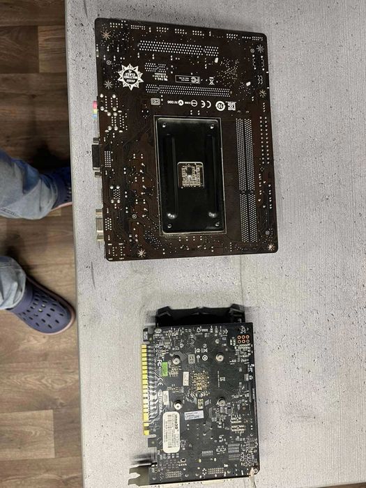 Відеокарта та материнська плата