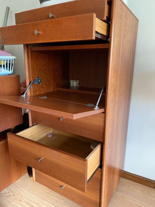 Cama casal (200x160) + estrado+ comoda+ mesa de cabeceira