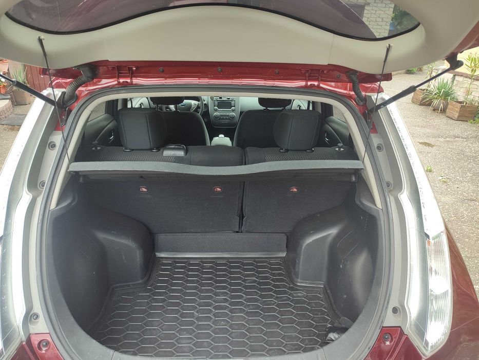 Автомобіль Nissan leaf