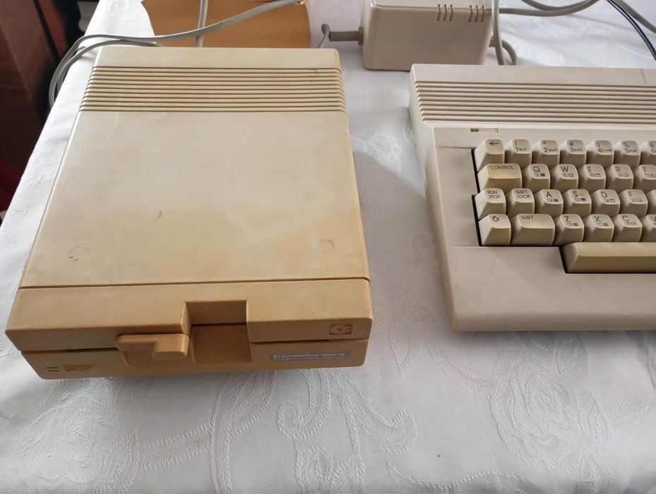 Commodore C64 z Dodatkami