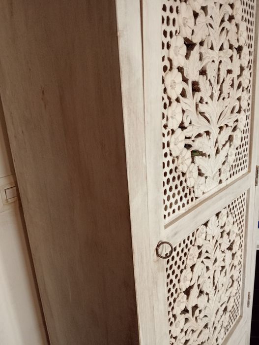 Armário com portas  com floral esculpido em madeira de nogueira