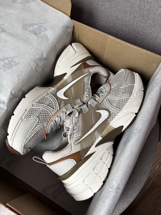 Nike V2K Runtekk Grey Brown трендові жіночі кросівки найк в2к рантек