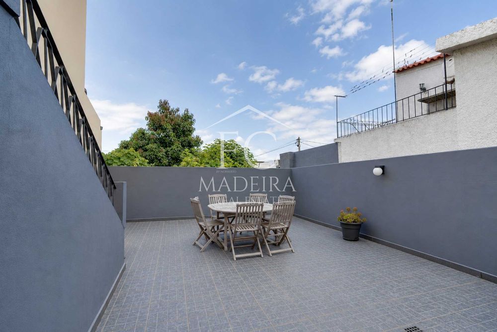 Andar de Moradia T3 com Logradouro Privativo e Estacionamento – Levada do Cavalo, Funchal