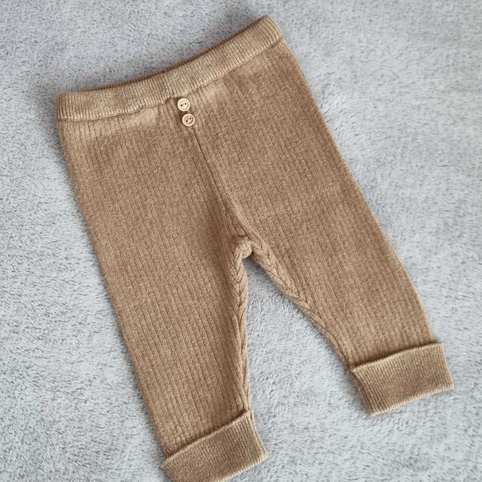 Legginsy Zara z prążkowanej dzianiny ozdobne guziki rozmiar 1-3m 62 cm