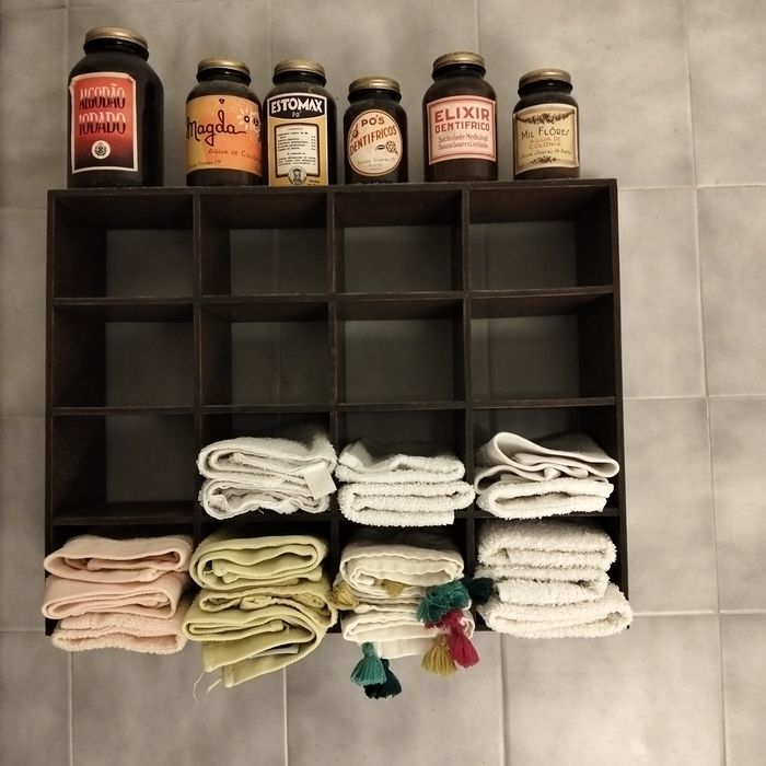 A prateleira de madeira escura é um nicho de parede