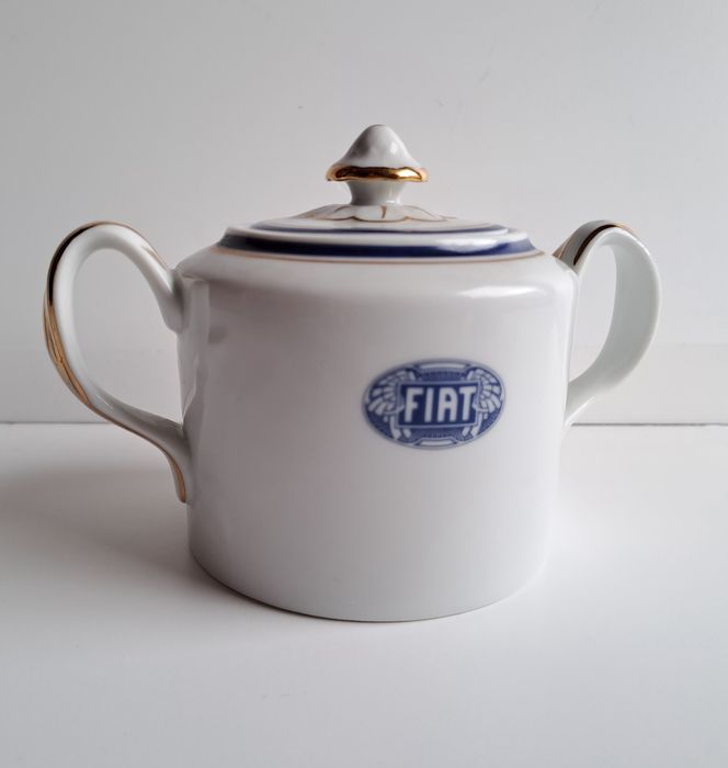 Duas peças Vista Alegre com logotipo Fiat