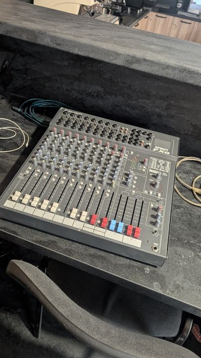 Мікшерний пульт Soundcraft SPIRIT FX8
