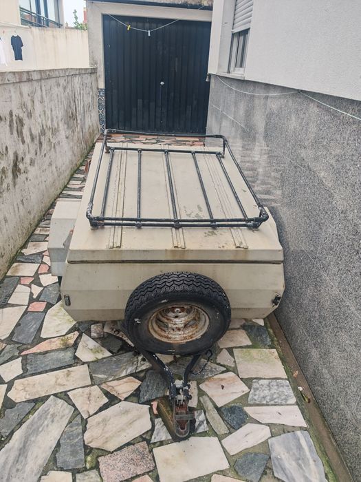 Atrelado para carro fechado
