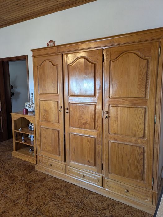 Mobília de Quarto de Casal em Pinho Maciço – Excelente Estado