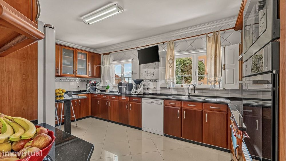 Moradia com 3 suites e piscina coberta a 10 min das praias da Ericeira