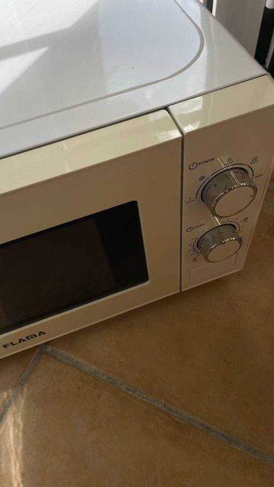 Micro-ondas FLAMA 1846FL 20L 700W – bom estado