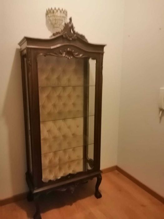 Vitrine em madeira trabalhada e fundo em veludo