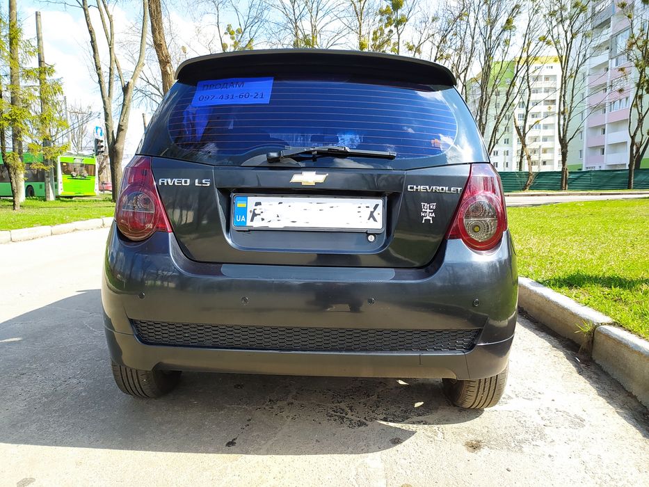 Автомобиль Шевроле Авео хетчбэк 2008 года.