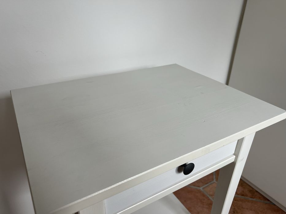 Mesa de cabeceira IKEA – branca, 70×46×35 cm, com gaveta e prateleira