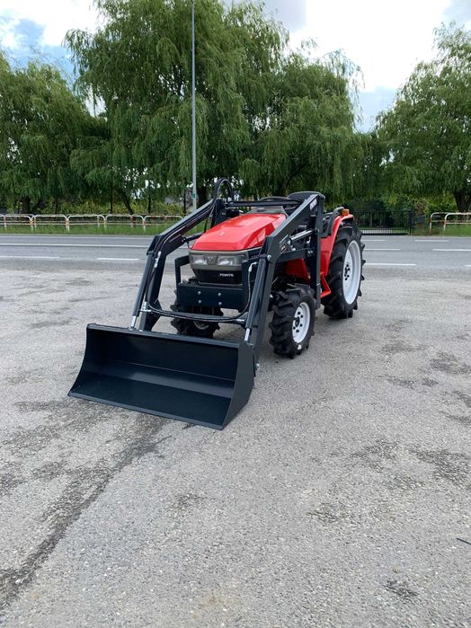 Traktorek Yanmar F200 z ładowaczem czołowym, 20KM, wspomaganie, 4x4