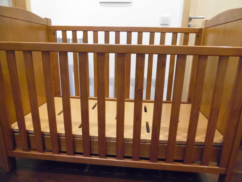 Cama Bebe, madeira, robusta, com adaptador para câmara vigilância