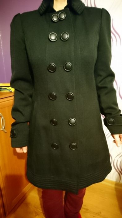 Płaszcz klasyczny czarny dwurzedowy firmy Orsay