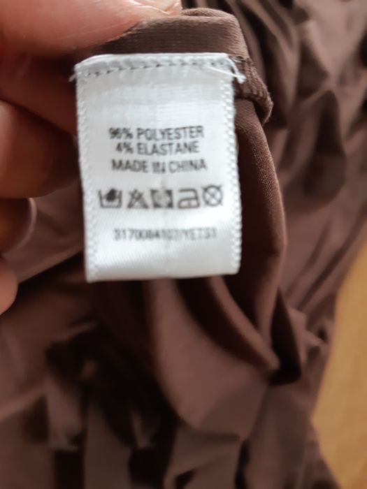 Brązowa sukienka na 1 ramię