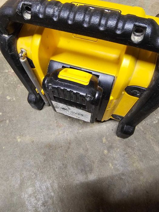 radio dewalt dcr020