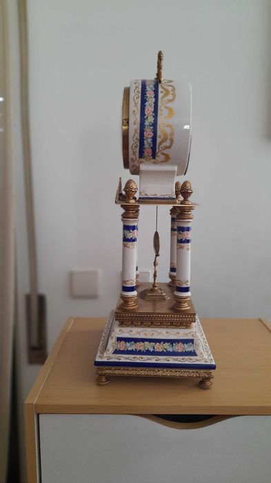 Relógio em porcelana