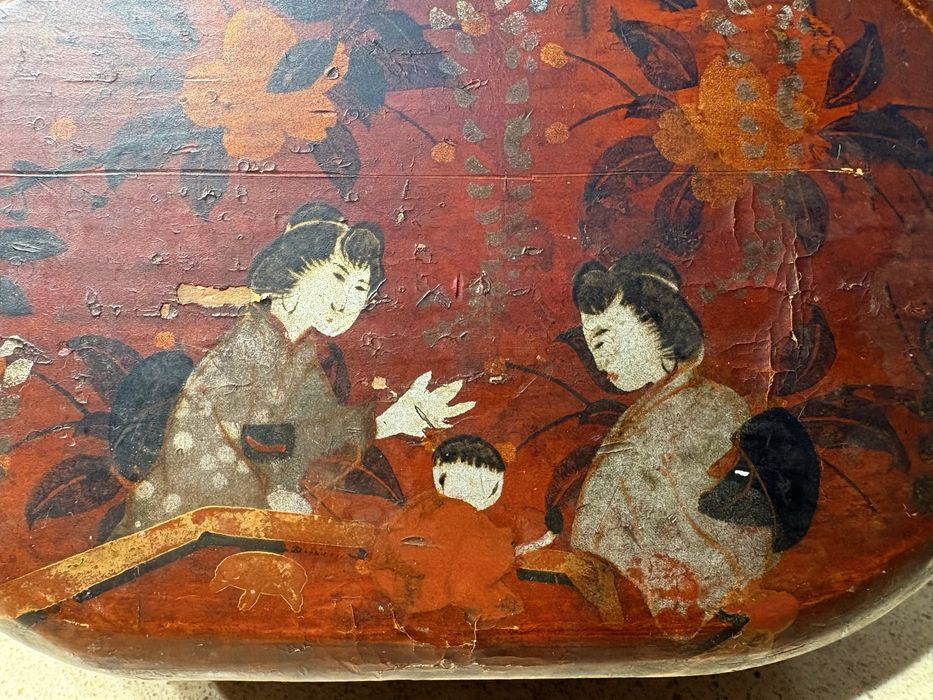 Linda antiga caixa asiática em charão pintada à mão