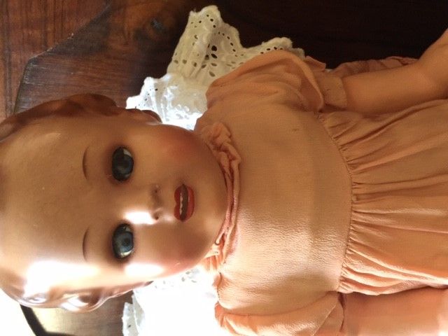 Boneca antiga em papelão