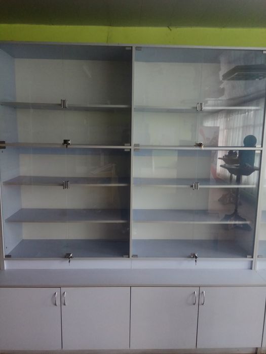 Стелажі дерев'яні  та металеві вітрини