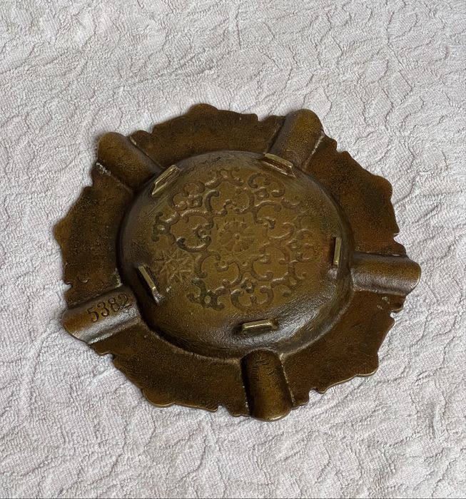 Cinzeiro vintage em metal