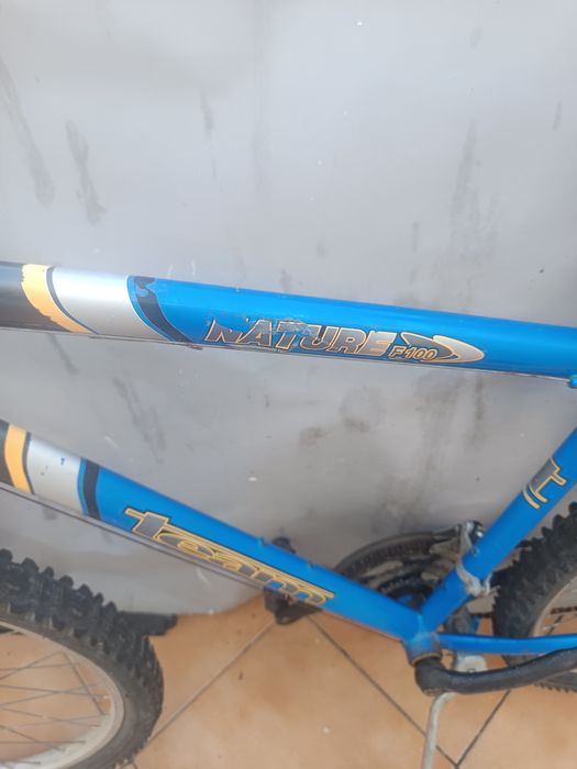Bicicleta a pedais em estado médio