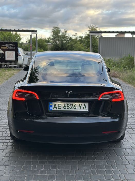 Tesla Model 3.