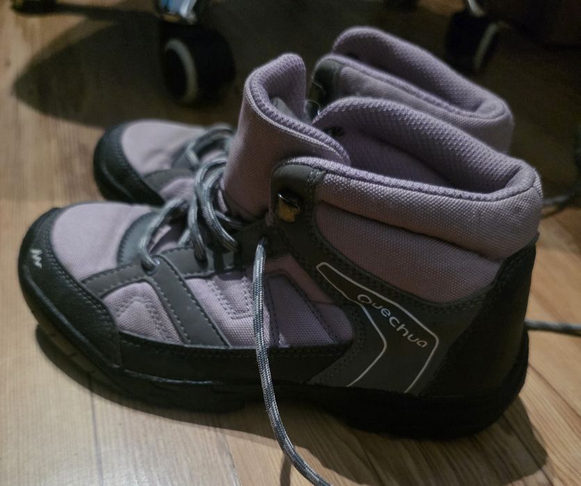 Sprzedam dziecięce buty trekkingowe Quechua .