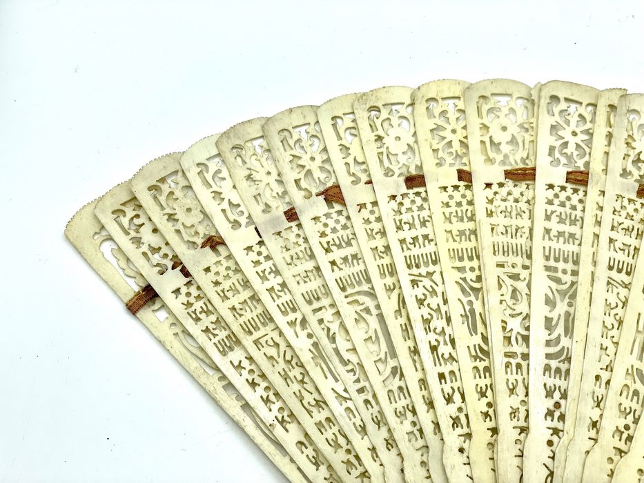 Leque em material nobre antigo