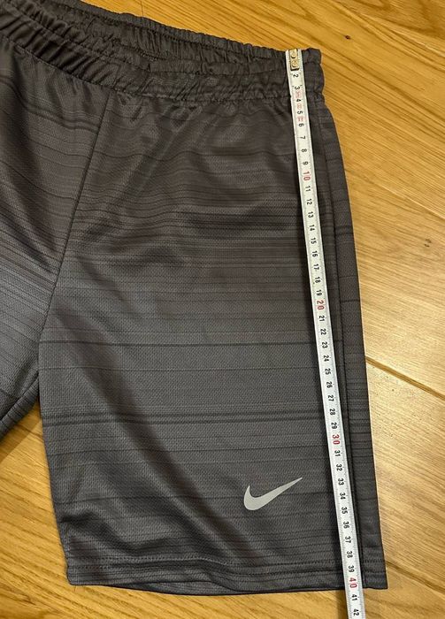 Сірі тренувальні шорти Nike 14-17 років