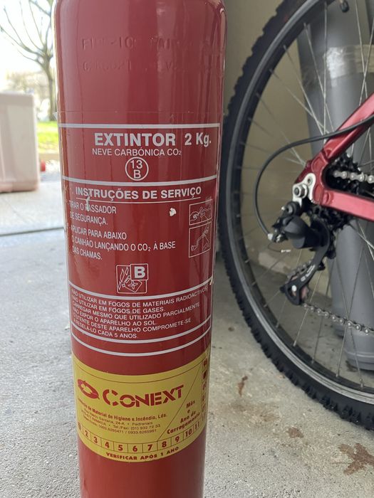 Extintor novo com suporte