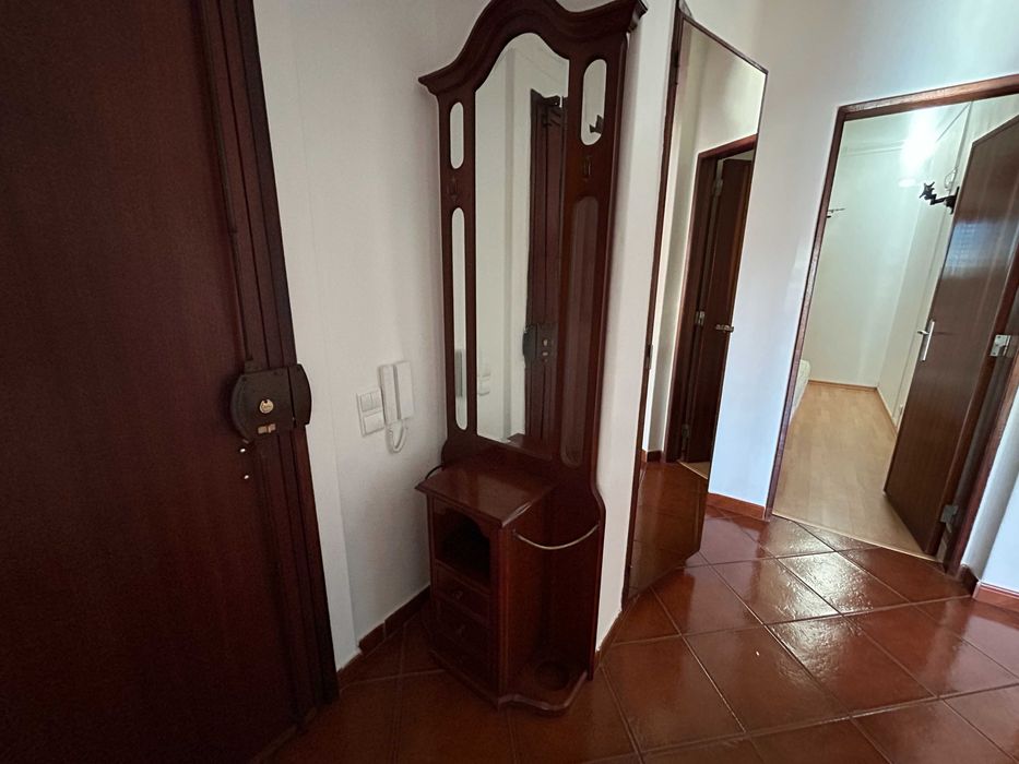 Móvel de entrada com espelho e gavetas