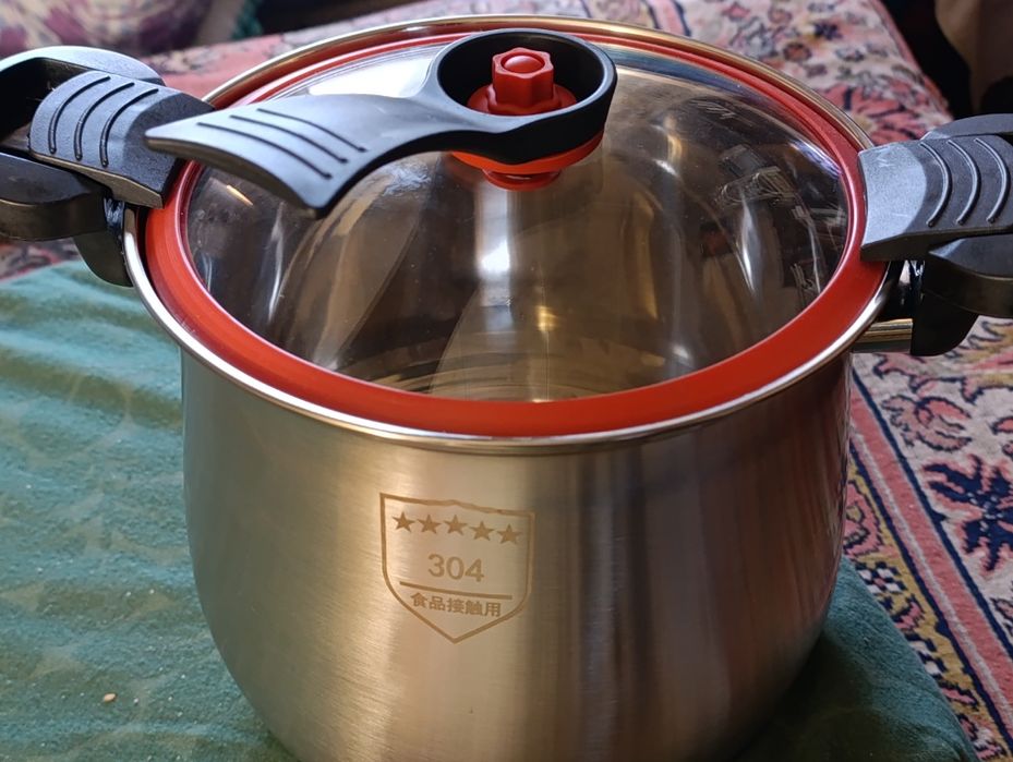 Каструля з нержавіючої сталі.