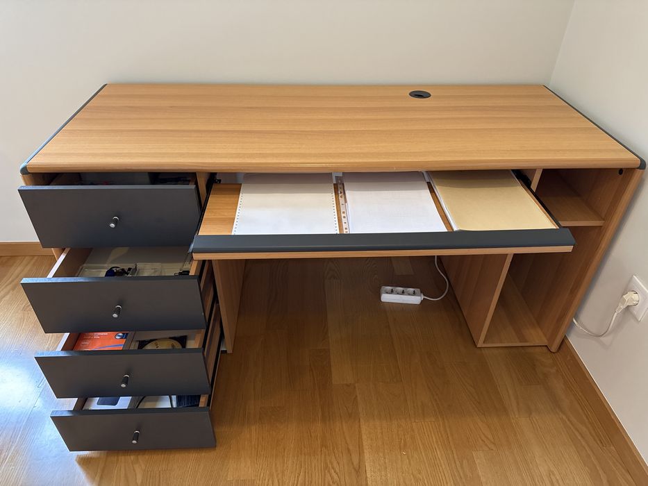 Secretária de madeira maciça